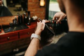 Barber u Wuja podcinanie włosów, Barber u Wuja Dawid Lewandowski, Gdańsk