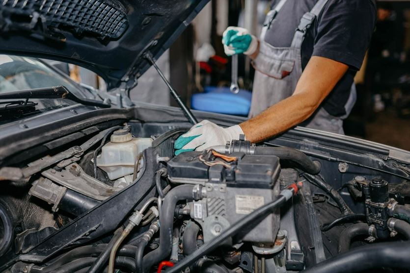 Naprawy mechaniczne samochodów osobowych i dostawczych, Usługi Mechaniczne Oskar Fibik, Gołębiewko