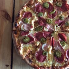 Pizzeria Pod Łabędziem pizza z mięsem, Pizzeria 