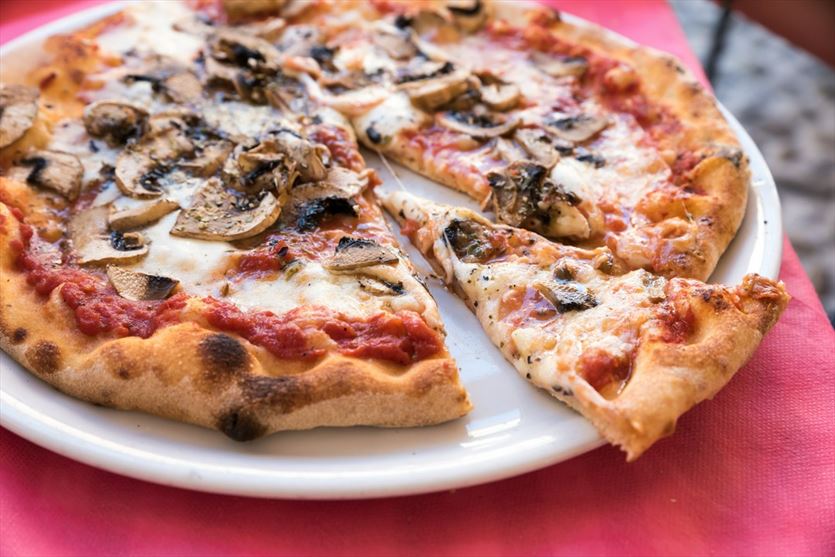 Pizza na cienkim cieśnie i dania obiadowe, Pizzeria 