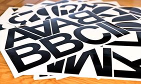 Wycinane litery z czarnej folii winylowej na arkuszach do aplikacji., Vip Drukarnia Cyfrowa Marek Małysz, Ustroń