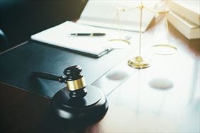 młotek sędziowski, Kancelaria Adwokacka Adwokat Krzysztof Chołderny, Zabrze