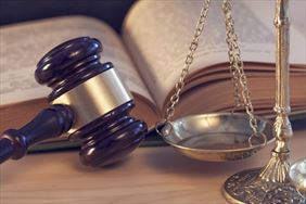 młotek sędziowski, Kancelaria Adwokacka Adw. Marcin Zientek, Chorzów