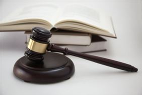 młotek sędziowski, Kancelaria Adwokacka Adw. Marcin Zientek, Chorzów