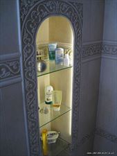 szklane półki w ścianie, Centrum obróbki szkła, Bochnia