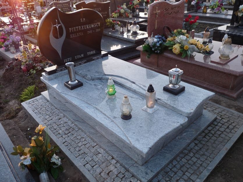Nagrobki i grobowce z kamieni naturalnych, Dariusz Augustyniak Kamieniarstwo nagrobkowe, Małków