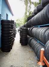 regały z używanymi oponami, Danpol Sprzedaż i Serwis opon, Łódź