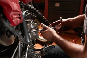 naprawa motocykli, Marcin Mruklik Bobi Garage, Ładzice