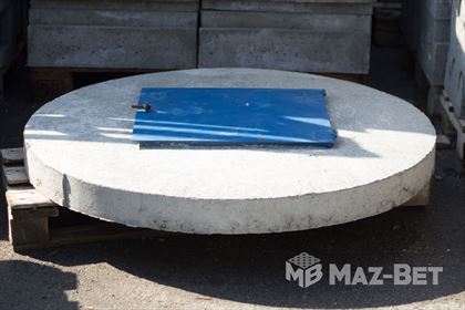 betonowa pokrywa z włazem