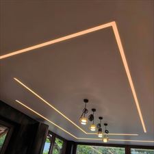 sufit z oświetleniem, Fabryka Ścian - Artystyczne Tynki Dekoracyjne i Sufity Napinane, Okszów