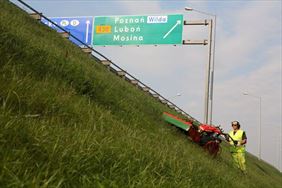 koszenie trawy przy autostradzie, Autostrada Eksploatacja S.A., Poznań