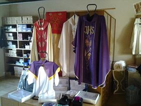 odzież kapłańska, Paramentum Dewocjonalia, Artykuły Chrzcielne, Komunijne, Poznań