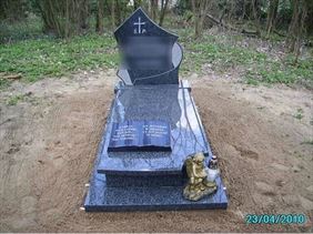 nagrobek z wizerunkiem księgi, Jar Pol-Granit, Zielona Góra