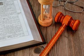 młotek sędziowski, Alicja Górlikowska Adwokat Kancelaria adwokacka, Koszalin