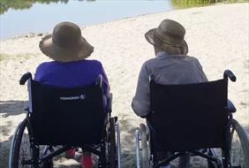 dwie seniorki, Pogodna Jesień Dom Seniora, Rokitno