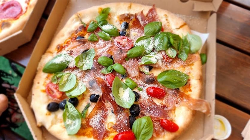 Pizza na miejscu, na wynos i na dowóz, Pizzeria Na Dickensa Serhii Sadlivskyi, Warszawa