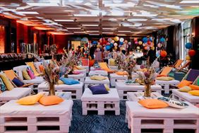 wynajem, transport i montaż mebli z palet, oświetlenia, roślin, Siedze na palecie - Eko Aranżacje Eventowe, Lesznowola