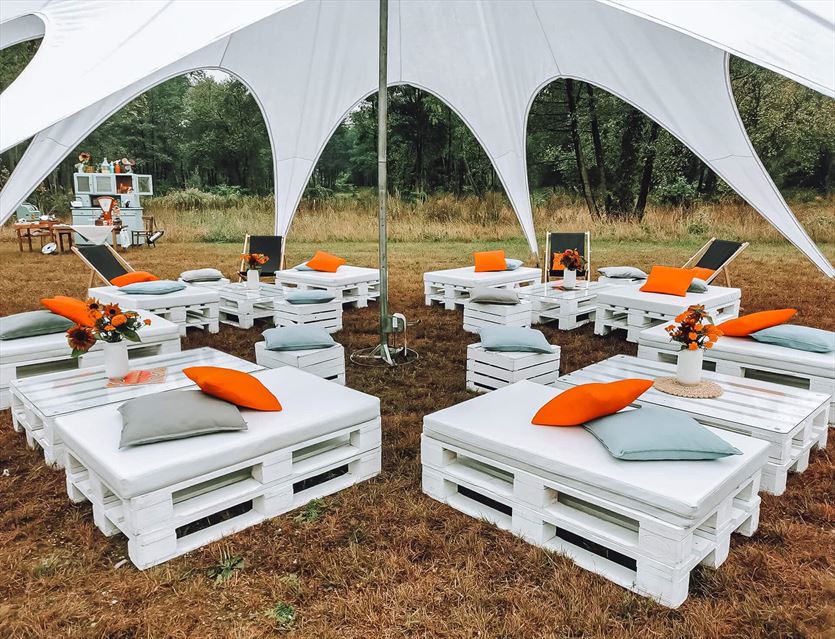 Kompleksowa organizacja eventów, Siedze na palecie - Eko Aranżacje Eventowe, Lesznowola