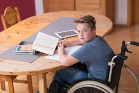 niepełnosprawny chłopiec, Dom Pomocy Społecznej Prowadzony Przez Zgromadzenie Sióstr Franciszkanek Misjonarek Maryi, Kietrz