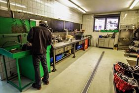 pracownik firmy Auto-Mechanika, Łucar Łukasz Mielnik, Wrocław