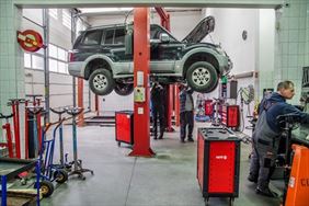 auto na podnośniku, Łucar Łukasz Mielnik, Wrocław