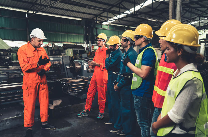 Jak przebiega i co obejmuje okresowe szkolenie BHP dla pracowników zatrudnionych na stanowiskach robotniczych?