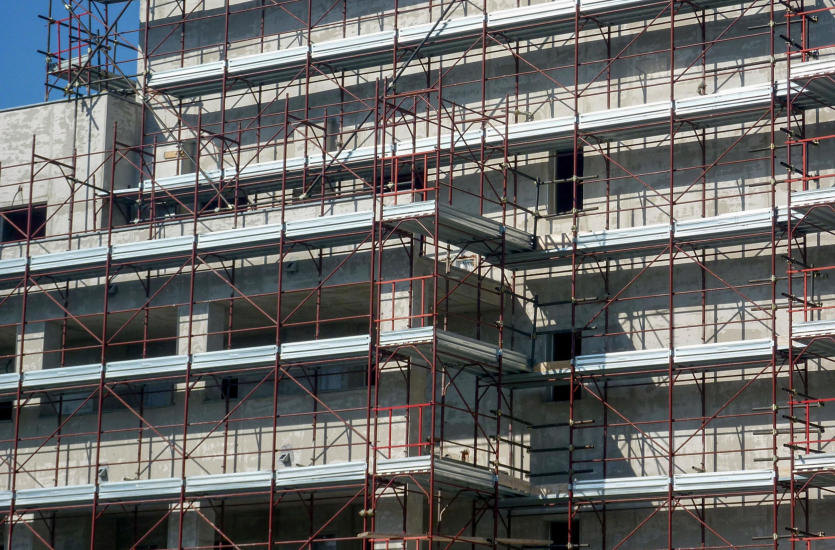 Rusztowania modułowe od Stillas podczas prac budowlanych