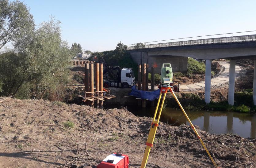 Specjalista z Geo-Construction przedstawia rodzaje pomiarów geodezyjnych