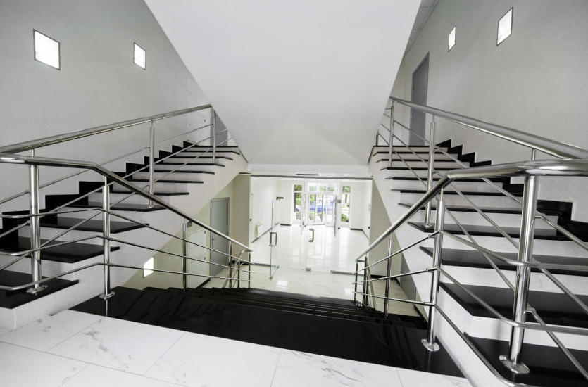 Produkcja balustrad i schodów metalowych – proces gięcia stali Produkcja balustrad i schodów metalowych – proces gięcia stali