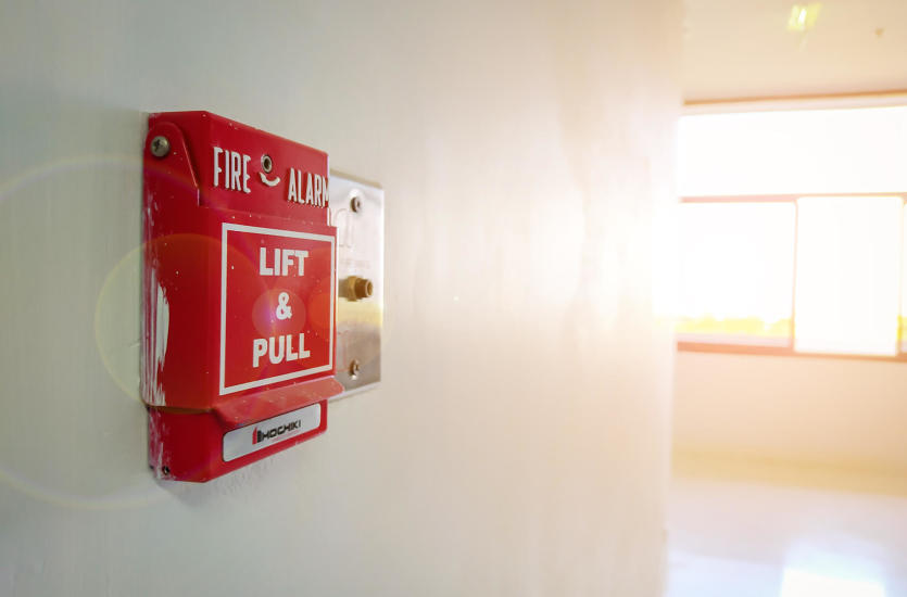 Specjalista z firmy ROBEX wyjaśnia, na czym polega działanie systemów sygnalizacji przeciwpożarowej