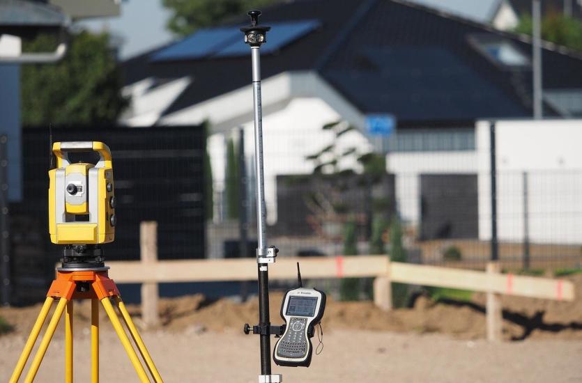 Czy obecność geodety jest niezbędna na każdym placu budowy? Sprawdź ofertę firmy Geofix Mgr Inż. Łukasz Oklak