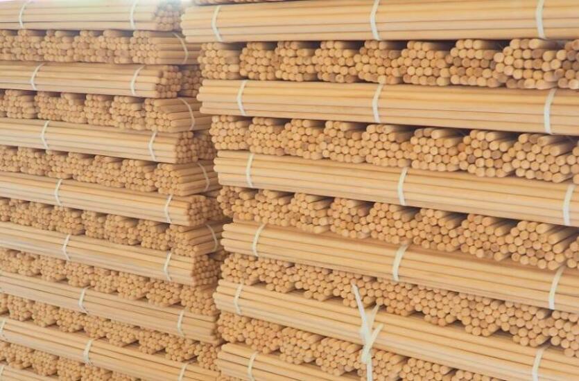 Tarcica budowlana w postaci desek w ofercie firmy Wyroby z Drewna