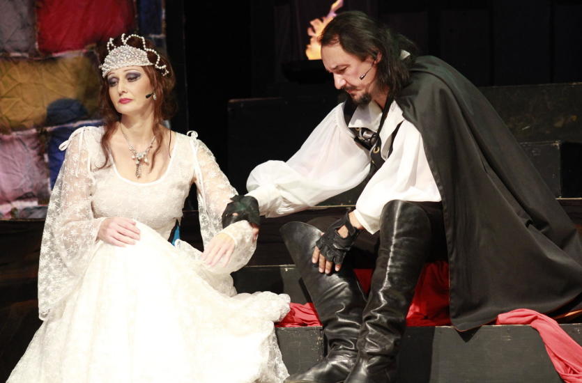 W jaki sposób powstaje kostium teatralny W jaki sposób powstaje kostium teatralny