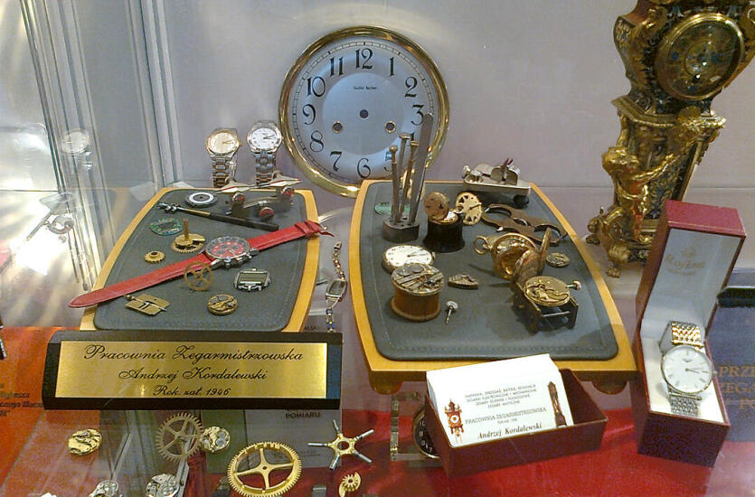 Dlaczego w XXI wieku nadal warto posiadać oraz nosić zegarek – usługi zegarmistrzowskie Pracowni Andrzeja Kordalewskiego