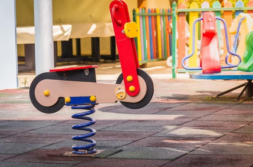 Bujaki sprężynowe. Bezpieczne zabawki na placach zabaw Bujaki sprężynowe. Bezpieczne zabawki na placach zabaw