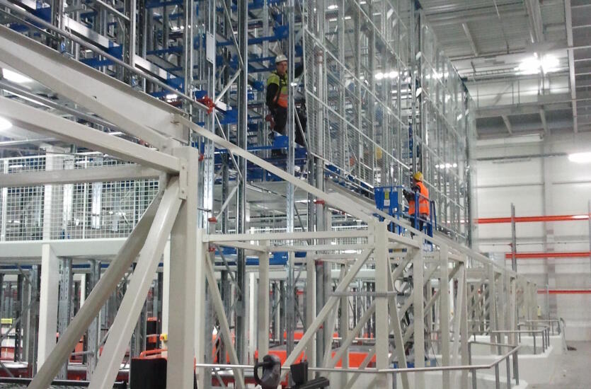 Zaopatrzenie techniczne magazynów – lekkie regały stalowe od firmy Spawanie i Montaż Konstrukcji Stalowych Janusz Wądołowski