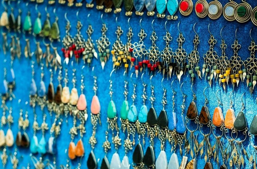 Dlaczego warto robić zakupy w hurtowni kolczyków sztucznych?