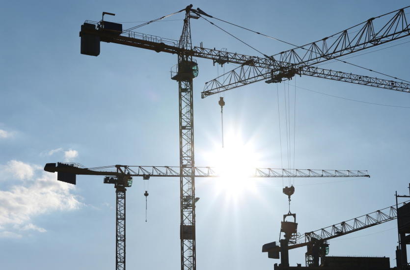 Rodzaje dźwigów i podnośników, jakie stosuje się w budownictwie Rodzaje dźwigów i podnośników, jakie stosuje się w budownictwie