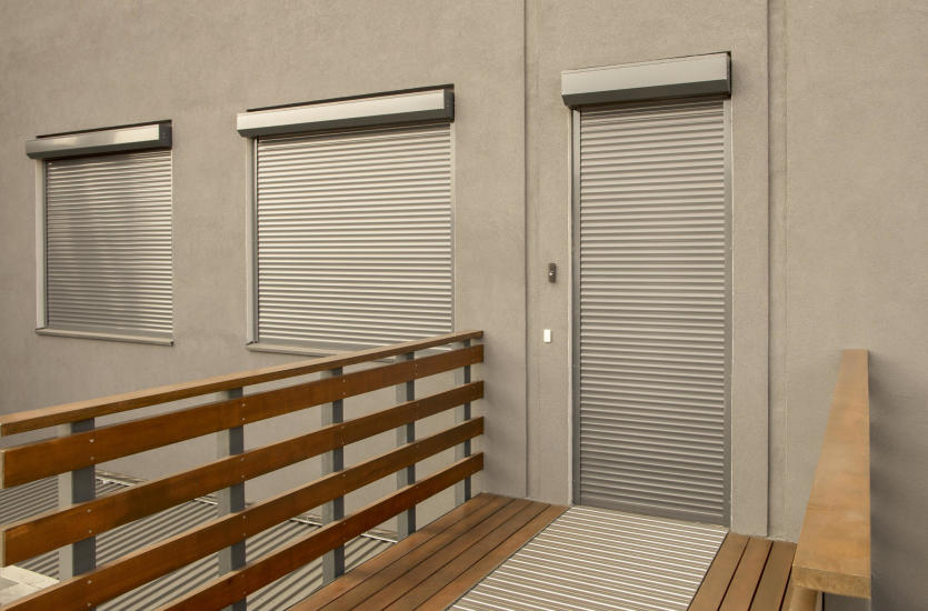 Rolety zewnętrzne korzyści płynące z montażu