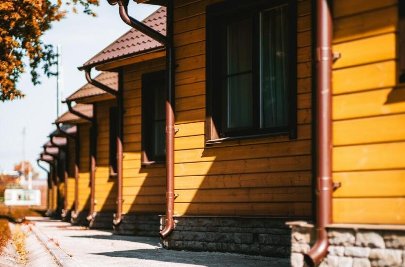 Poradnik wynajmu domków letniskowych z firmy Żwirowa Góra - Domki nad Narwią: na co zwrócić uwagę?