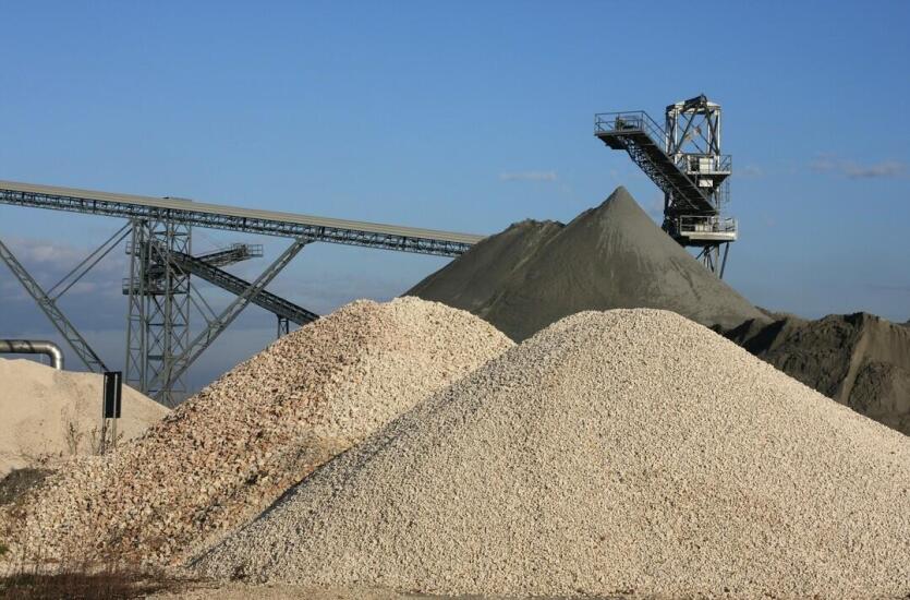 Wybór odpowiednich materiałów sypkich do różnych prac budowlanych z pomocą firmy Zakład Górniczy Żabi Róg Mańkowscy