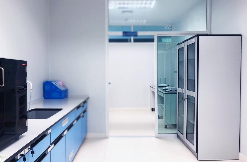 Szafy jako elementy umeblowania laboratoriów