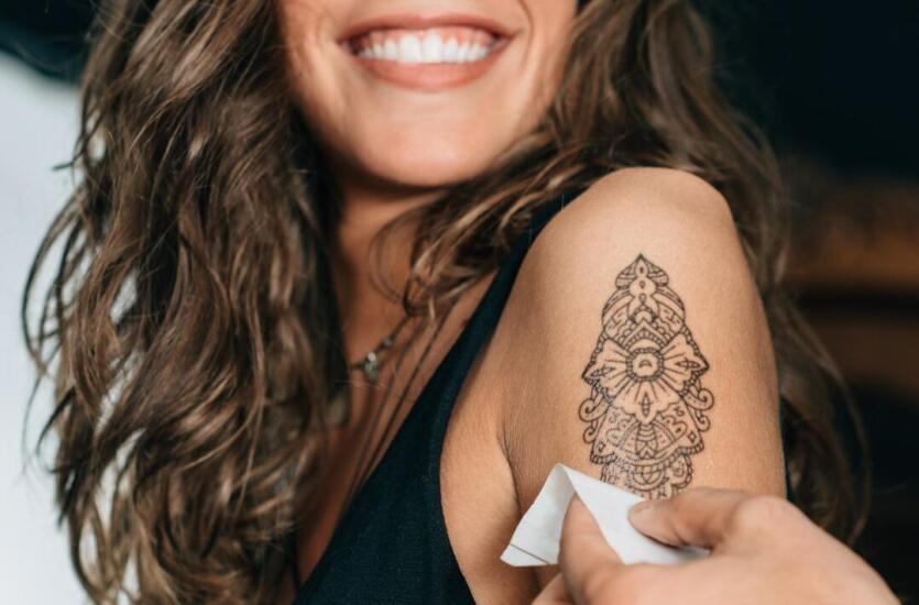 Jak powstają tatuaże tymczasowe? Odkryj zalety kalkomanii wodnej. Drukarnia ekspresowa Copio 