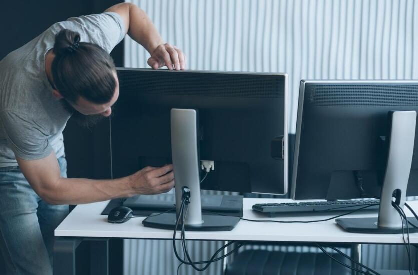 Monitor komputerowy sprawia kłopoty? Poznaj najczęstsze przyczyny dzięki firmie Hit-Serwis