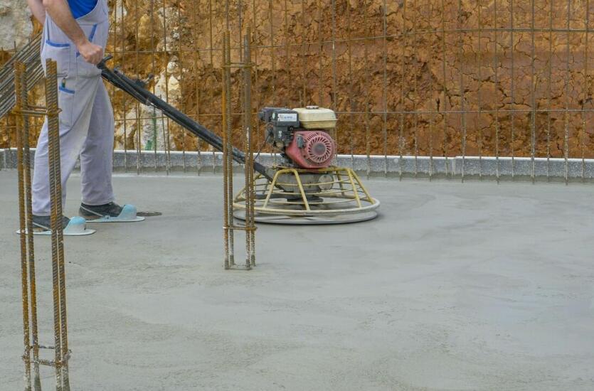 Beton samozagęszczalny z Junikost: Jak przyczynia się do trwałości i wytrzymałości konstrukcji?