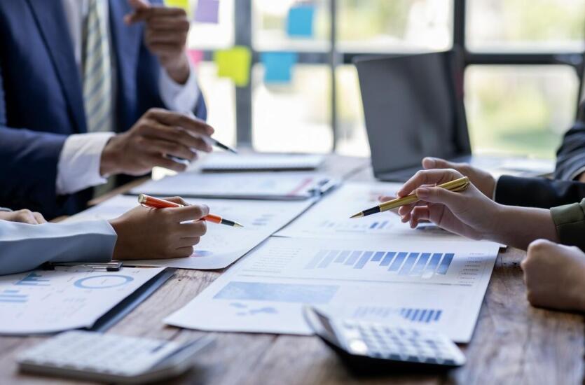 Jakie korzyści niesie outsourcing księgowości dla małych i średnich przedsiębiorstw?