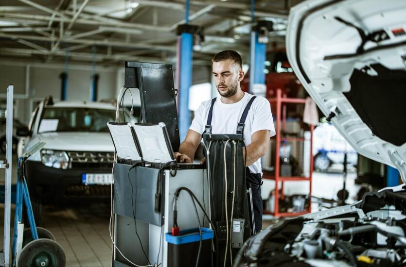 O diagnostyce komputerowej aut opowiadają mechanicy z warsztatu Auto-Mościska Serwis