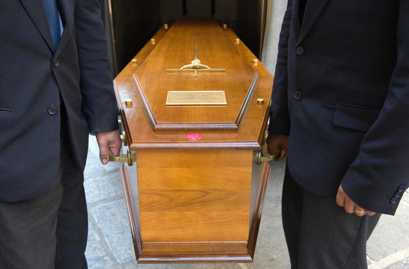 Jak przebiega proces przeniesienia grobu?