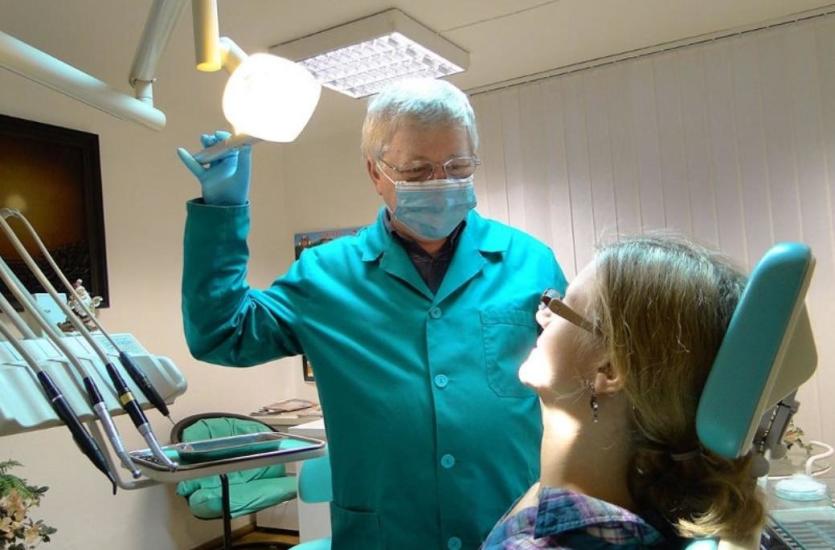 U dentysty czy u kosmetyczki – gdzie wybielić zęby? U dentysty czy u kosmetyczki – gdzie wybielić zęby?