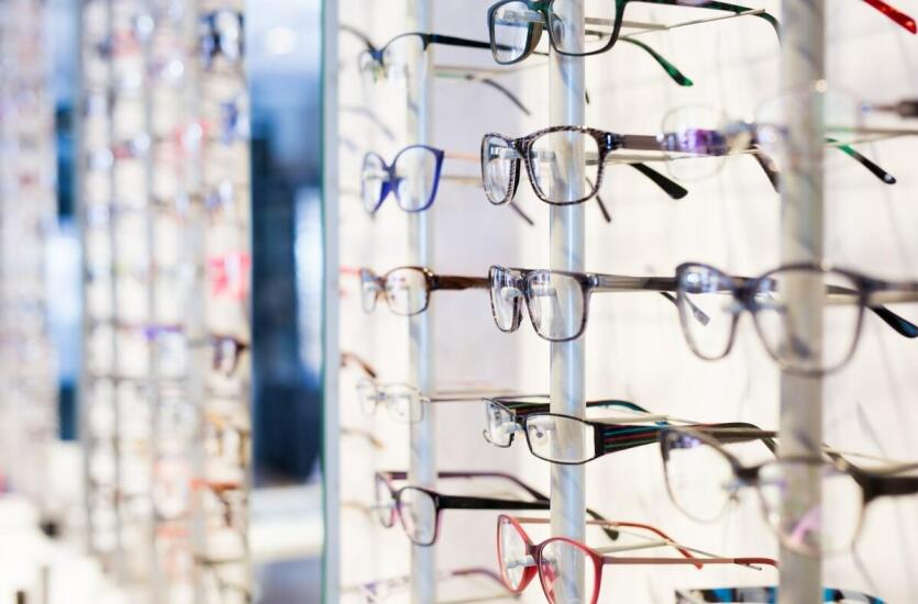 Szkła okularowe z powłoką antyrefleksyjną – Mariusz Koza